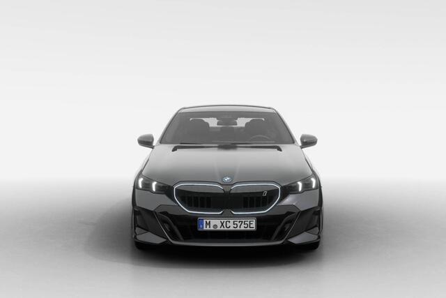 BMW i5 Sedan eDrive40 M Sport Edition | M Sport Pro | Travel Pack | Comfort Pack | Trekhaak | Getint Glas | Laadaansluiting 22kW