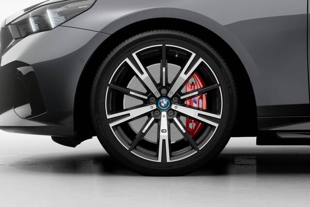 BMW i5 Sedan eDrive40 M Sport Edition | M Sport Pro | Travel Pack | Comfort Pack | Trekhaak | Getint Glas | Laadaansluiting 22kW