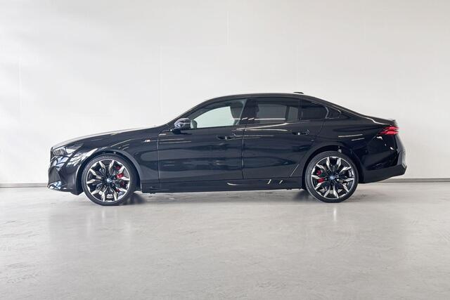 BMW i5 Sedan eDrive40 M Sport Edition | M Sportpakket Pro | Trekhaak met elektrisch wegklapbare kogel | Showroomvoordeel