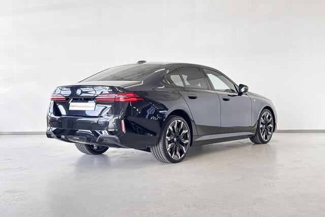 BMW i5 Sedan eDrive40 M Sport Edition | M Sportpakket Pro | Trekhaak met elektrisch wegklapbare kogel | Showroomvoordeel