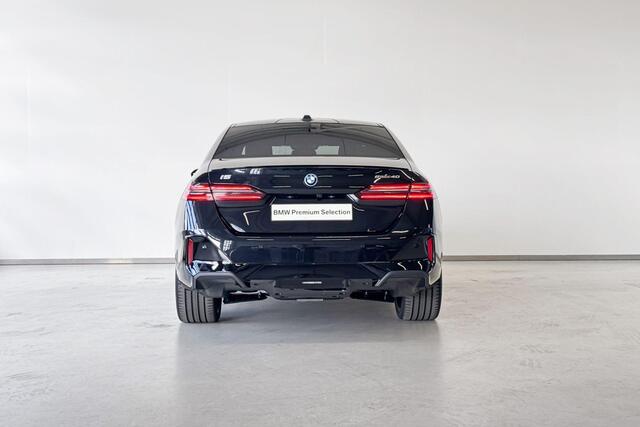 BMW i5 Sedan eDrive40 M Sport Edition | M Sportpakket Pro | Trekhaak met elektrisch wegklapbare kogel | Showroomvoordeel