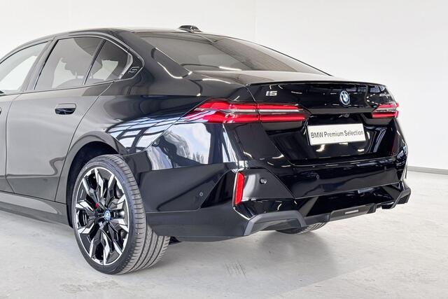 BMW i5 Sedan eDrive40 M Sport Edition | M Sportpakket Pro | Trekhaak met elektrisch wegklapbare kogel | Showroomvoordeel