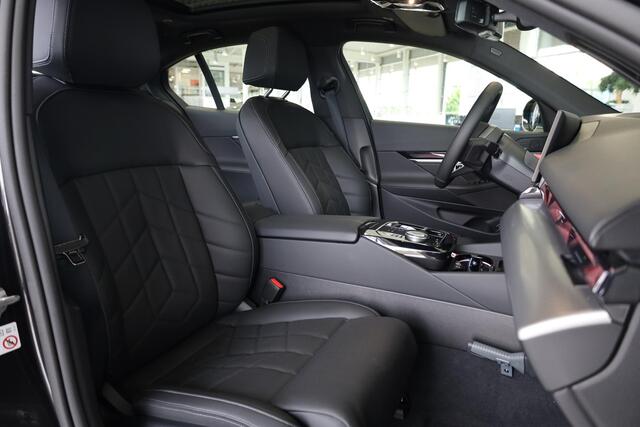 BMW i5 eDrive40 | M Sportpakket | Innovation Pack | Travel Pack | Comfort Pack