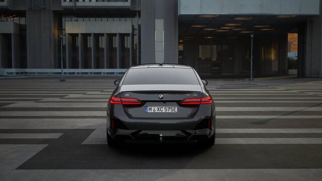 BMW i5 eDrive40 M Sport / Panoramadak / Trekhaak / Stoelventilatie / Adaptieve LED / Comfort Access / Parking Assistant Plus / Stuurverwarming