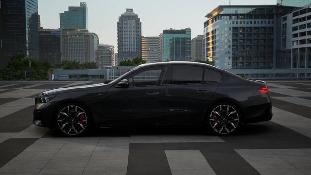 BMW i5 eDrive40 M Sport / Panoramadak / Trekhaak / Stoelventilatie / Adaptieve LED / Comfort Access / Parking Assistant Plus / Stuurverwarming