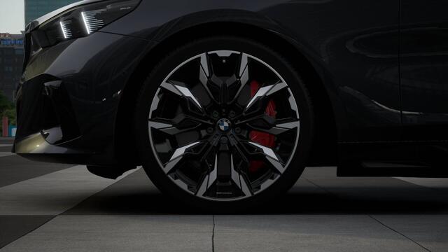 BMW i5 eDrive40 M Sport / Panoramadak / Trekhaak / Stoelventilatie / Adaptieve LED / Comfort Access / Parking Assistant Plus / Stuurverwarming