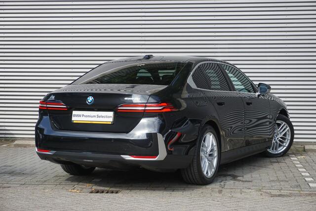 BMW i5 Sedan eDrive40 Travel Pack | Comfort Pack | Glazen panoramadak | Driving Assistant Plus | Harman-Kardon sound system