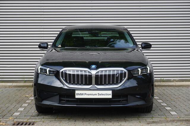 BMW i5 Sedan eDrive40 Travel Pack | Comfort Pack | Glazen panoramadak | Driving Assistant Plus | Harman-Kardon sound system