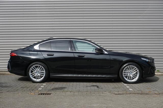 BMW i5 Sedan eDrive40 Travel Pack | Comfort Pack | Glazen panoramadak | Driving Assistant Plus | Harman-Kardon sound system