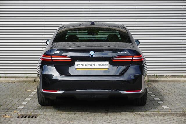 BMW i5 Sedan eDrive40 Travel Pack | Comfort Pack | Glazen panoramadak | Driving Assistant Plus | Harman-Kardon sound system