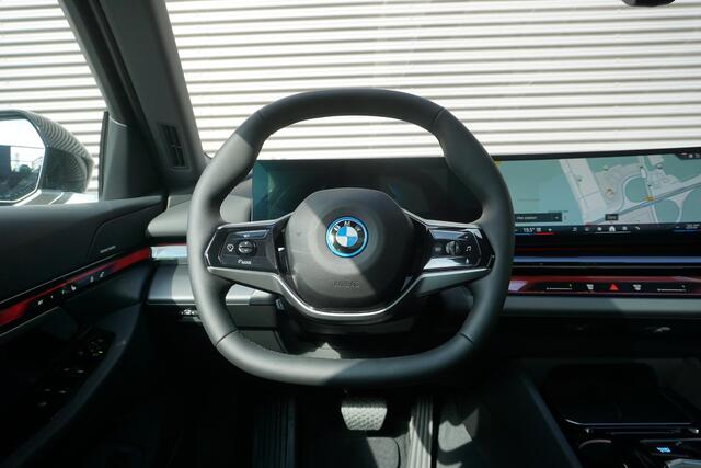 BMW i5 Sedan eDrive40 Travel Pack | Comfort Pack | Glazen panoramadak | Driving Assistant Plus | Harman-Kardon sound system