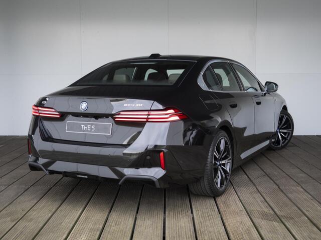 BMW i5 eDrive40 M Sportpakket 20'' / Panoramadak / Comfortstoelen / Harman Kardon / Trekhaak