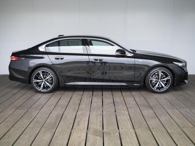 BMW i5 eDrive40 M Sportpakket 20'' / Panoramadak / Comfortstoelen / Harman Kardon / Trekhaak