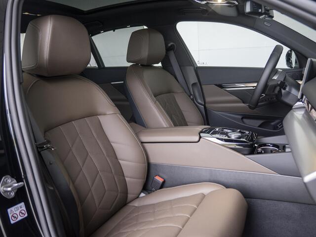 BMW i5 eDrive40 M Sportpakket 20'' / Panoramadak / Comfortstoelen / Harman Kardon / Trekhaak