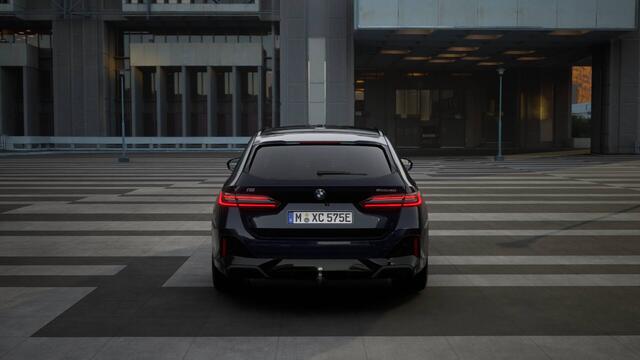 BMW i5 Touring eDrive40 M Sport / Panoramadak / Trekhaak / Bowers & Wilkins / Adaptieve LED / Stoelventilatie / Parking Assistant Plus / Comfort Access