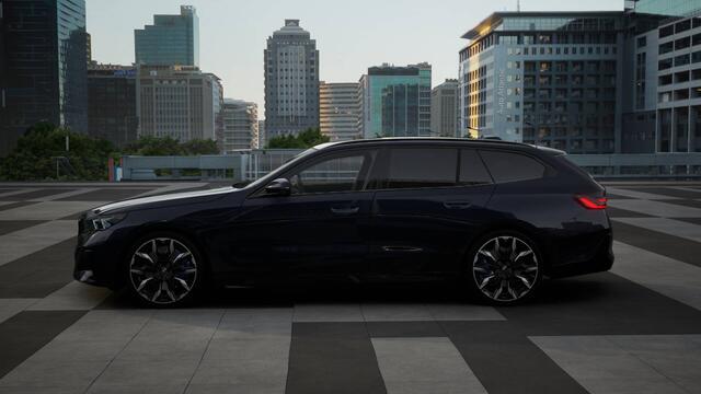 BMW i5 Touring eDrive40 M Sport / Panoramadak / Trekhaak / Bowers & Wilkins / Adaptieve LED / Stoelventilatie / Parking Assistant Plus / Comfort Access