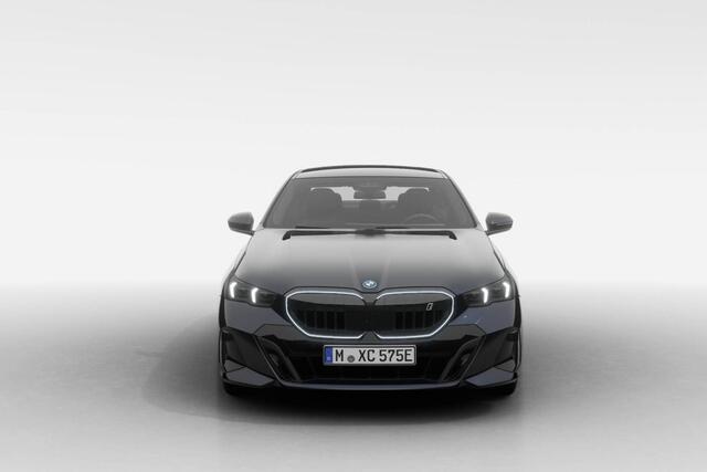 BMW i5 Sedan eDrive40 M Sport Edition | M Sport Pro | Travel Pack | Comfort Pack | Showroomvoordeel