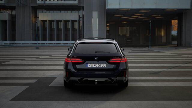 BMW i5 Touring eDrive40 M Sport / Panoramadak / Trekhaak / Bowers & Wilkins / Adaptieve LED / Stoelventilatie / Comfort Access / Parking Assistant Plus / Stuurverwarming