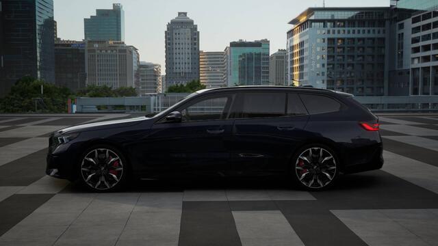 BMW i5 Touring eDrive40 M Sport / Panoramadak / Trekhaak / Bowers & Wilkins / Adaptieve LED / Stoelventilatie / Comfort Access / Parking Assistant Plus / Stuurverwarming