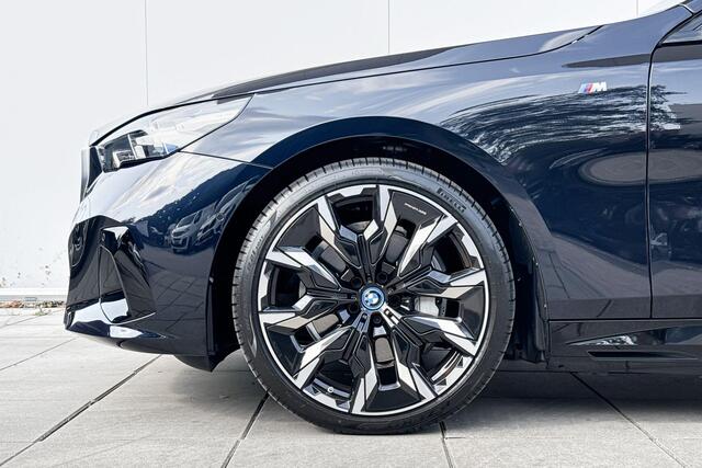 BMW i5 Touring eDrive40 84 kWh M-Sport / Bowers & Wilkins / Driving Assistant Professional / Parking Assistant Plus / Stoelventilatie / Glazen panoramadak / Adaptief onderstel professional / 21 Inch