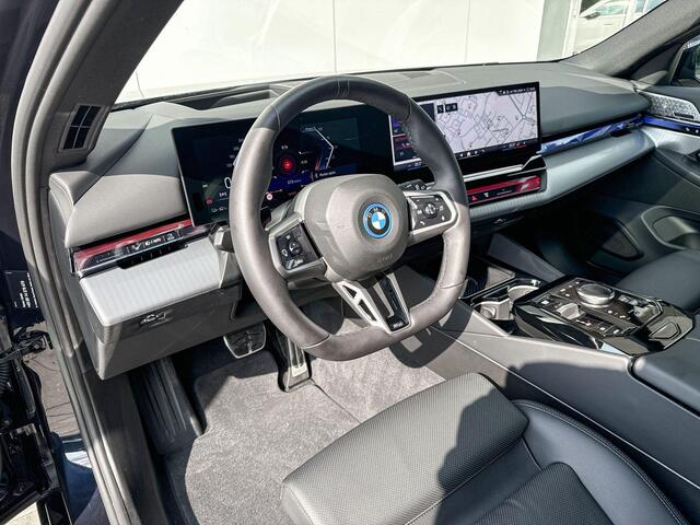 BMW i5 Touring eDrive40 84 kWh M-Sport / Bowers & Wilkins / Driving Assistant Professional / Parking Assistant Plus / Stoelventilatie / Glazen panoramadak / Adaptief onderstel professional / 21 Inch