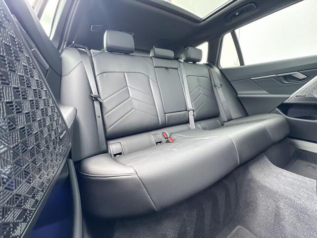 BMW i5 Touring eDrive40 84 kWh M-Sport / Bowers & Wilkins / Driving Assistant Professional / Parking Assistant Plus / Stoelventilatie / Glazen panoramadak / Adaptief onderstel professional / 21 Inch