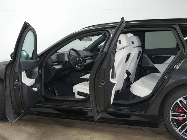 BMW i5 Touring eDrive40 M-Sport Pro - Onderstel Prof - Pano - Trekhaak - Driving Ass Prof