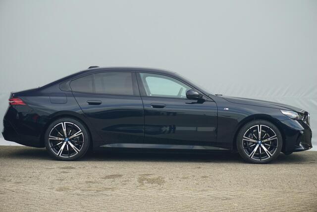 BMW i5 Sedan eDrive40 M Sportpakket 20'' / Panoramadak / Comfortstoelen / Harman Kardon / Driving Assistant Plus