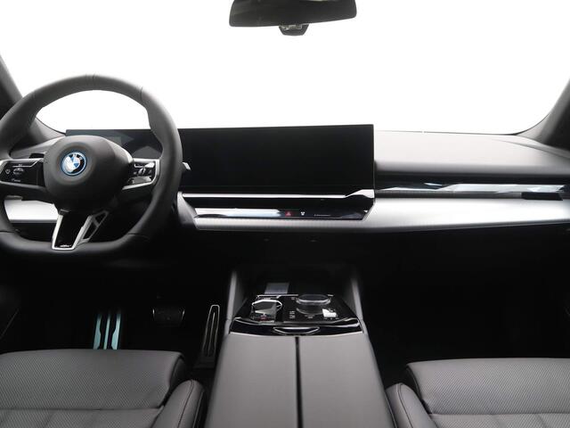 BMW i5 Sedan eDrive40 M Sportpakket 20'' / Panoramadak / Comfortstoelen / Harman Kardon / Driving Assistant Plus