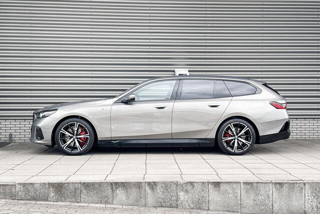 BMW i5 Touring eDrive40 M Sportpakket Pro / Innovation Pack / Travel Pack / Driving Assistant Professional
