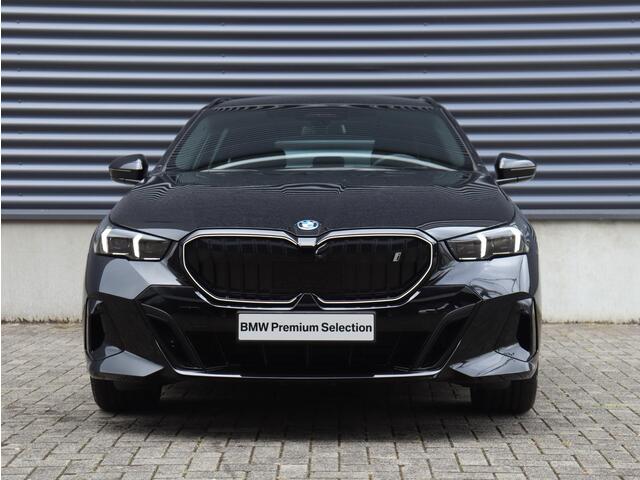 BMW i5 Touring eDrive40 | M Sportpakket Pro | Trekhaak | Driving Assistant Prof. | Adaptief M Onderstel Prof. | Harman Kardon | Head-Up | Parking Assistant Plus | Comfortstoelen | 19'' LMV