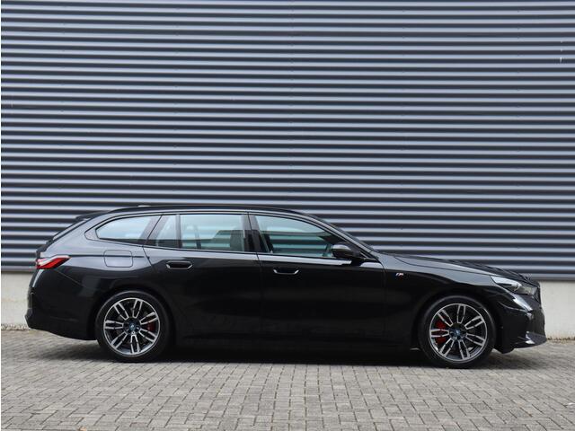 BMW i5 Touring eDrive40 | M Sportpakket Pro | Trekhaak | Driving Assistant Prof. | Adaptief M Onderstel Prof. | Harman Kardon | Head-Up | Parking Assistant Plus | Comfortstoelen | 19'' LMV