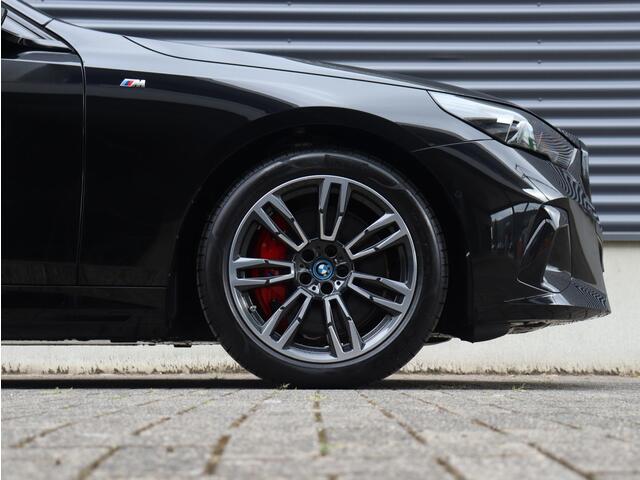 BMW i5 Touring eDrive40 | M Sportpakket Pro | Trekhaak | Driving Assistant Prof. | Adaptief M Onderstel Prof. | Harman Kardon | Head-Up | Parking Assistant Plus | Comfortstoelen | 19'' LMV