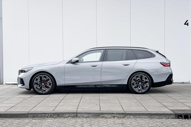 BMW i5 Touring eDrive40 M Sport Pro Glazen Dak / Harman Kardon / Comfortstoelen / Stoelventilatie / Iconic Glow / Getinte ramen / 20 Inch