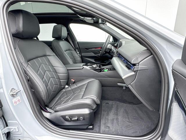 BMW i5 Touring eDrive40 M Sport Pro Glazen Dak / Harman Kardon / Comfortstoelen / Stoelventilatie / Iconic Glow / Getinte ramen / 20 Inch