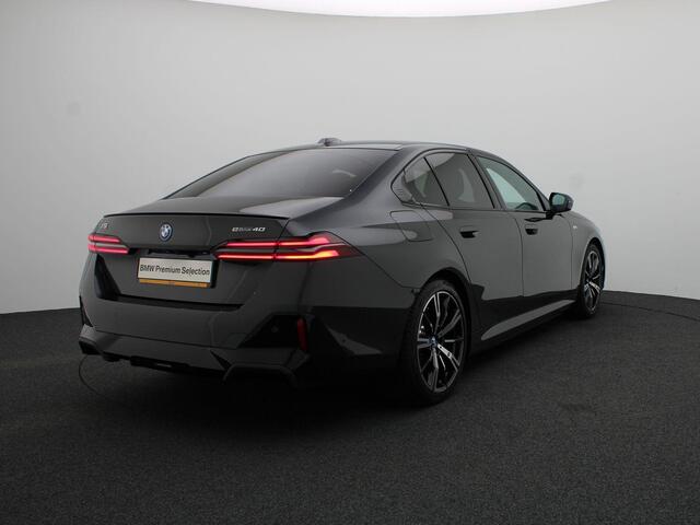 BMW i5 Sedan eDrive40 M Sportpakket Pro | M Sport Edition | Travel Pack | Comfort Pack | Trekhaak | Comfortstoelen | Driving Assistant Plus | Harman Kardon | 20''