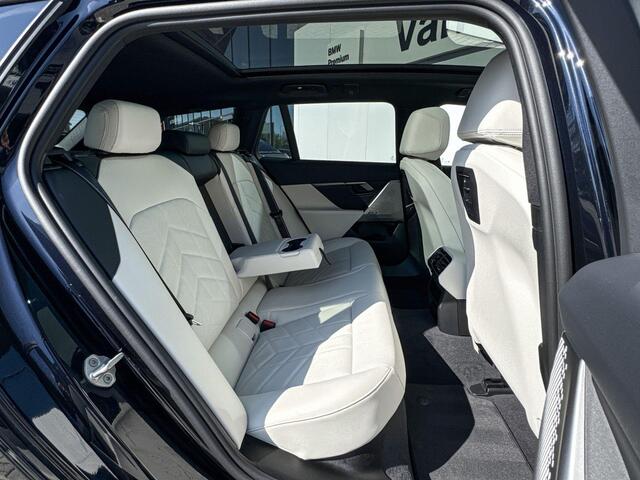 BMW i5 Touring eDrive40 M Sport Edition | M Sport Pro | Innovation Pack | Travel Pack | Comfort Pack | Trekhaak