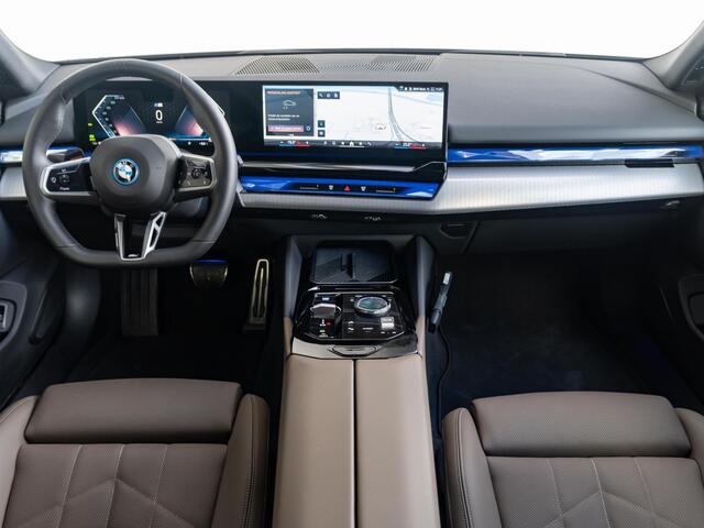 BMW i5 Touring eDrive40 | M Sportpakket | Driving Assistant Plus | Achteruitrijcamera | Stoelverwarming | Trekhaak