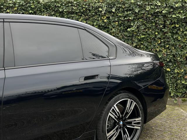 BMW i7 xDrive60 High Exe | M-Sport | 21" | Panorama Sky Lounge | Bowers & Wilkins | Massage | Trekhaak | CoPilot | Merino Leder