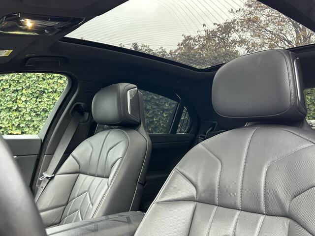 BMW i7 xDrive60 High Exe | M-Sport | 21" | Panorama Sky Lounge | Bowers & Wilkins | Massage | Trekhaak | CoPilot | Merino Leder