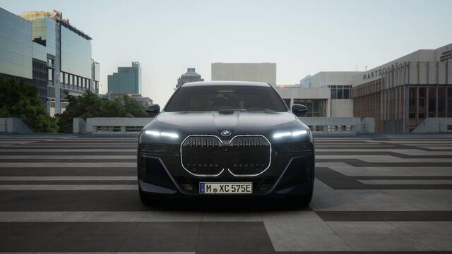 BMW i7 eDrive50 High Executive M Sport / Panoramadak Sky Lounge / Bowers & Wilkins / Massagefunctie / Parking Assistant Professional / Multifunctionele Stoelen / Integral Active Steering