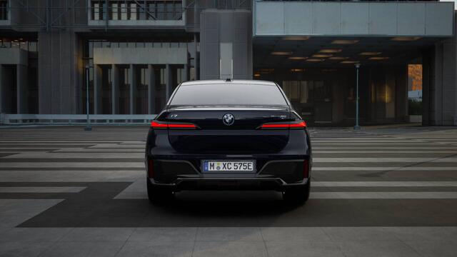 BMW i7 eDrive50 High Executive M Sport / Panoramadak Sky Lounge / Bowers & Wilkins / Massagefunctie / Parking Assistant Professional / Multifunctionele Stoelen / Integral Active Steering