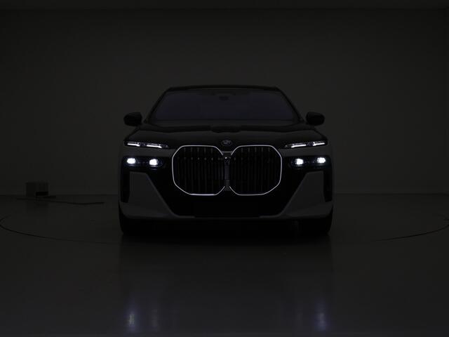 BMW i7 eDrive50 M-Sport | Two Tone Black Wrap | Iconic Glow kristalkoplampen+Grille | Individual interior | Connoisseur Pack | Panorama | Elek. open/sluiten portieren | 21" Individual