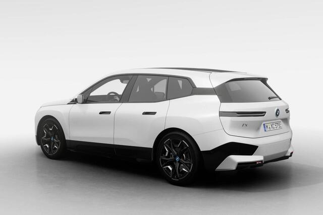 BMW iX xDrive40 | Sportpakket | Glazen Panoramadak Sky Lounge | Driving Assistant Professional