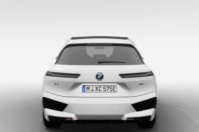 BMW iX xDrive40 | Sportpakket | Glazen Panoramadak Sky Lounge | Driving Assistant Professional