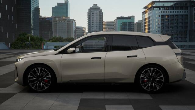 BMW iX xDrive60 M Sport / Panoramadak Sky Lounge / Trekhaak / M Multifunctionele Stoelen / Soft-Close / Bowers & Wilkins / Parking Assistant Professional