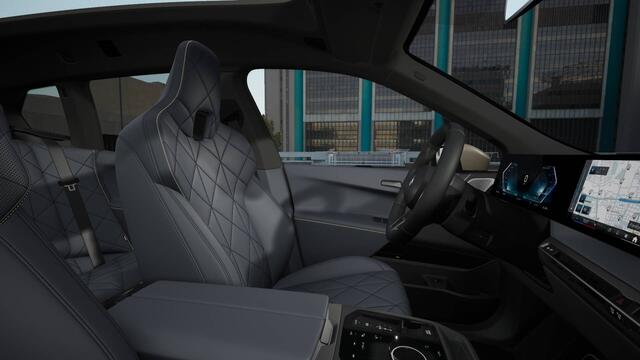 BMW iX xDrive60 M Sport / Panoramadak Sky Lounge / Trekhaak / M Multifunctionele Stoelen / Soft-Close / Bowers & Wilkins / Parking Assistant Professional