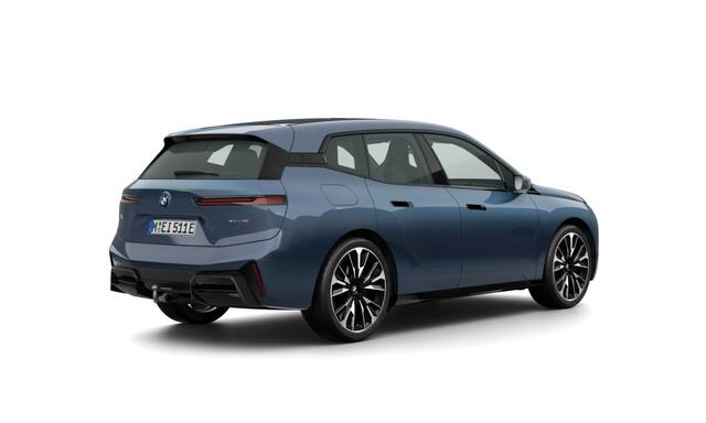 BMW iX xDrive45 | M-Sport Pro | 23'' | Soft-Close | Luchtvering | Panorama. | Driv. + Park. Prof. | Stoelvent. | Harman/Kardon | Trekhaak | Iconic Glow grille | Warmte Comf. voor/achter