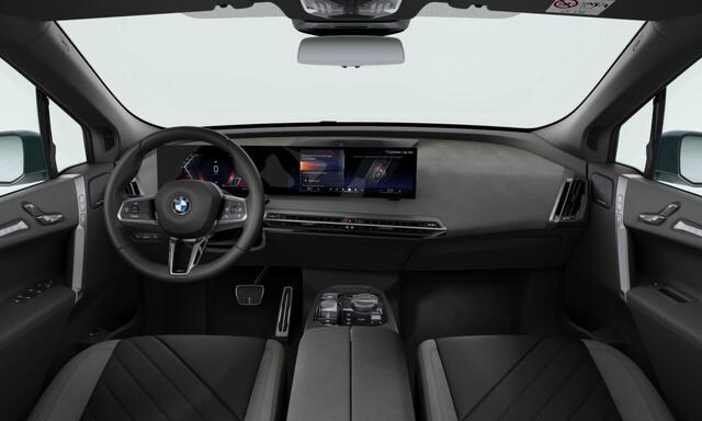 BMW iX xDrive45 | M-Sport Pro | 23'' | Soft-Close | Luchtvering | Panorama. | Driv. + Park. Prof. | Stoelvent. | Harman/Kardon | Trekhaak | Iconic Glow grille | Warmte Comf. voor/achter