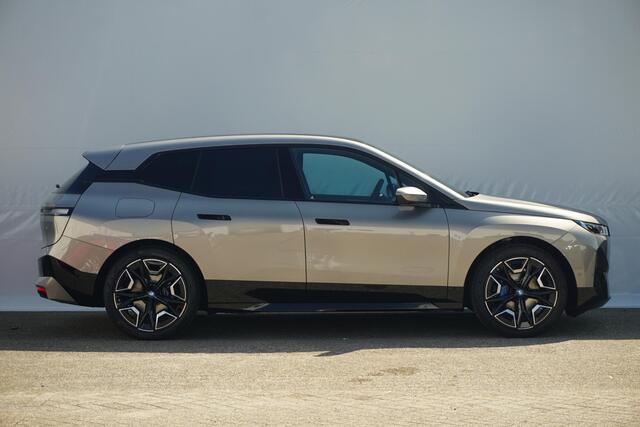 BMW iX xDrive40 Sport Pakket | Luchtvering / Soft-Close / Panoramadak / Comfort Stoelen / Head-up / Laserlight / Harman Kardon